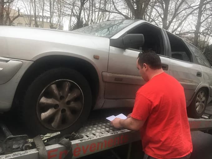 Épaviste en intervention pour enlever une épave automobile